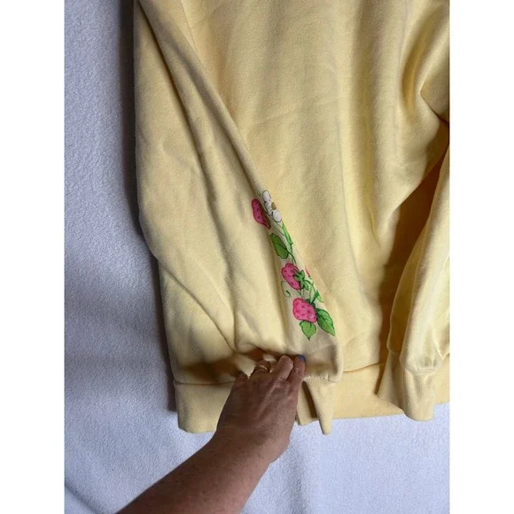 Strawberry Shortcake Graphic Crewneck Sweatshirt Yellow Sleeve Print Womens MD - Picture 7 of 8